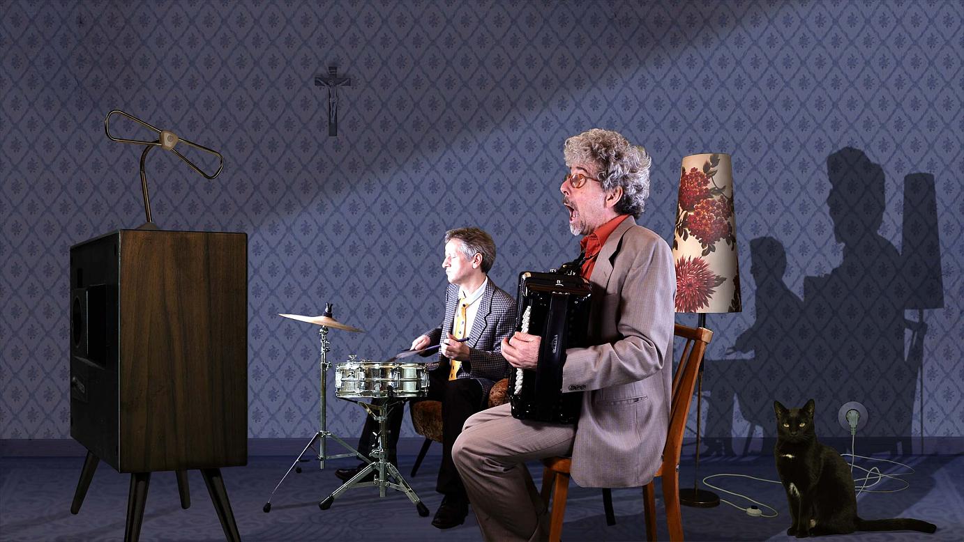 Musiker im Wohnzimmer vor TV-Gerät